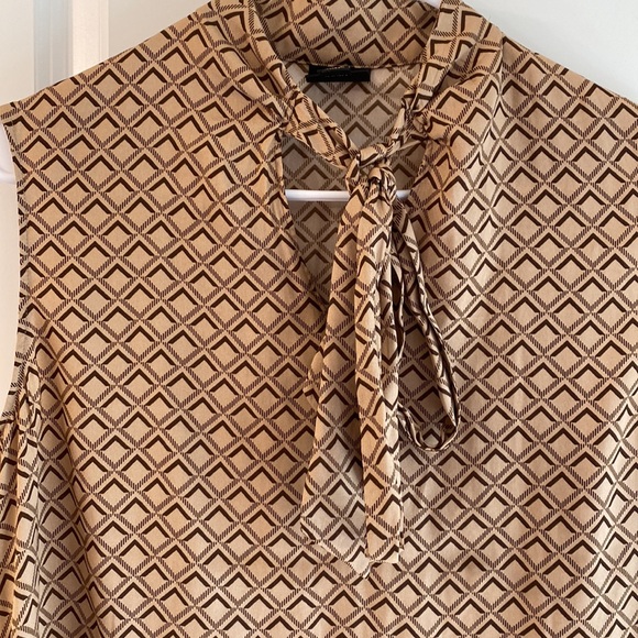 Worthington Woman’s Sleeveless Blouse - Picture 2 of 5